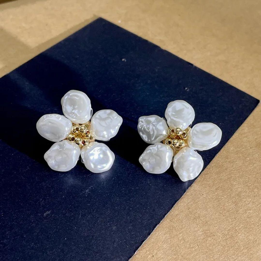 A Pearl Of Flower Earrings