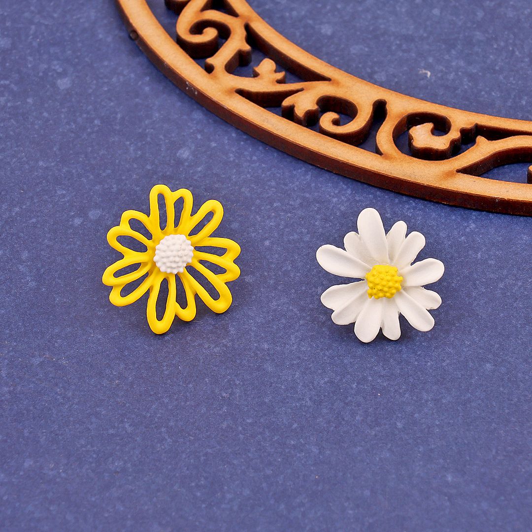 Mismatched Daisy Earrings