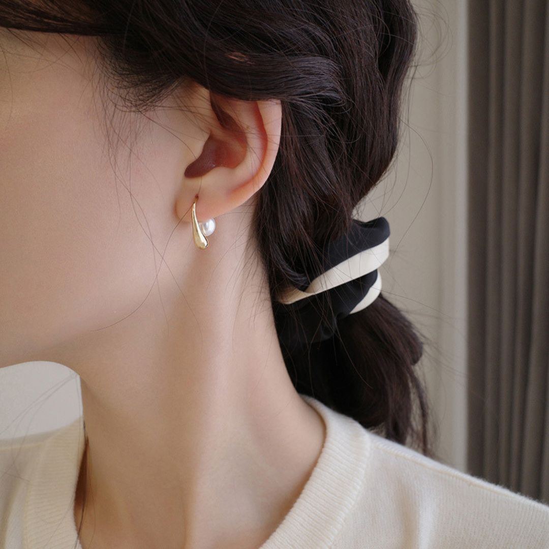 Sleek Pearl Drops Earring