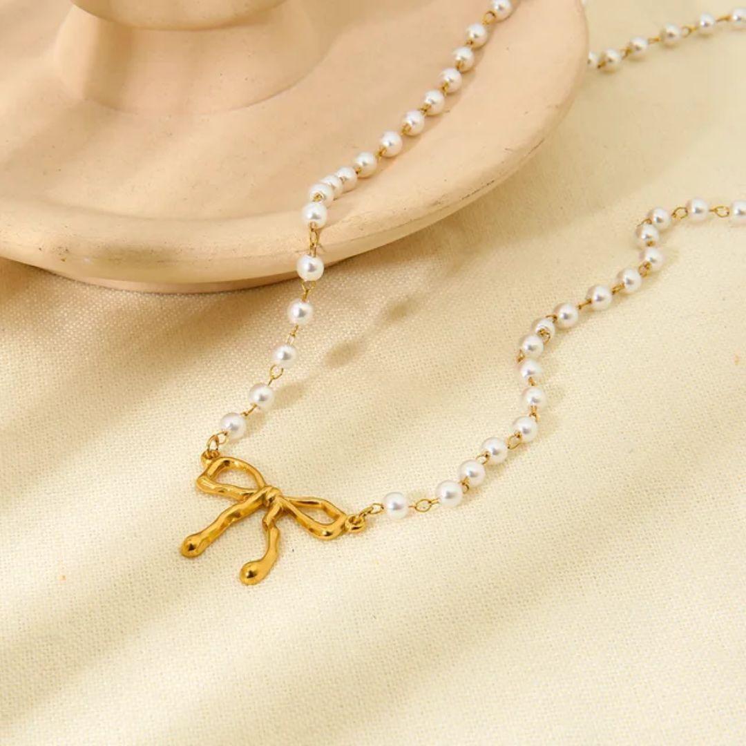 A pearl of bow neckpiece