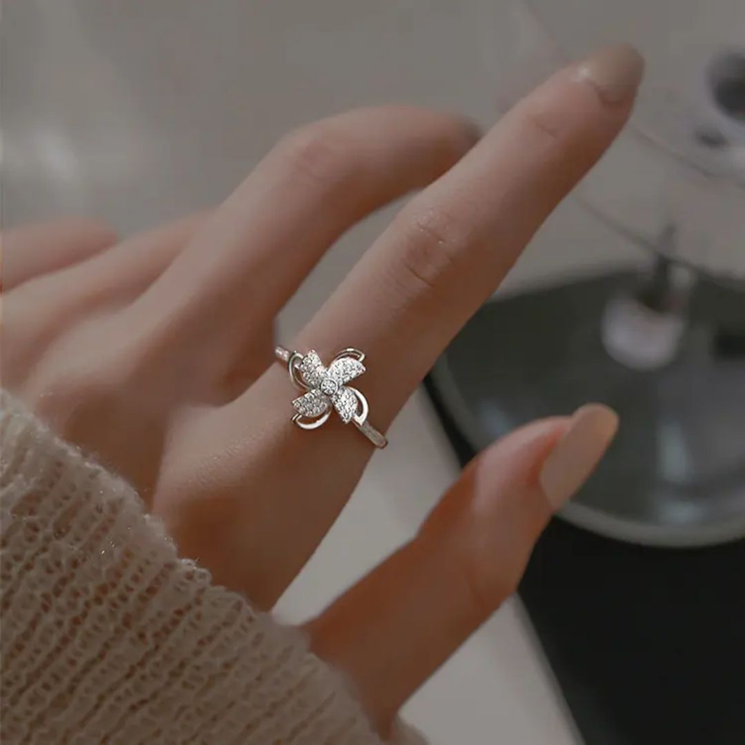 Shimmering silver floral rotating ring