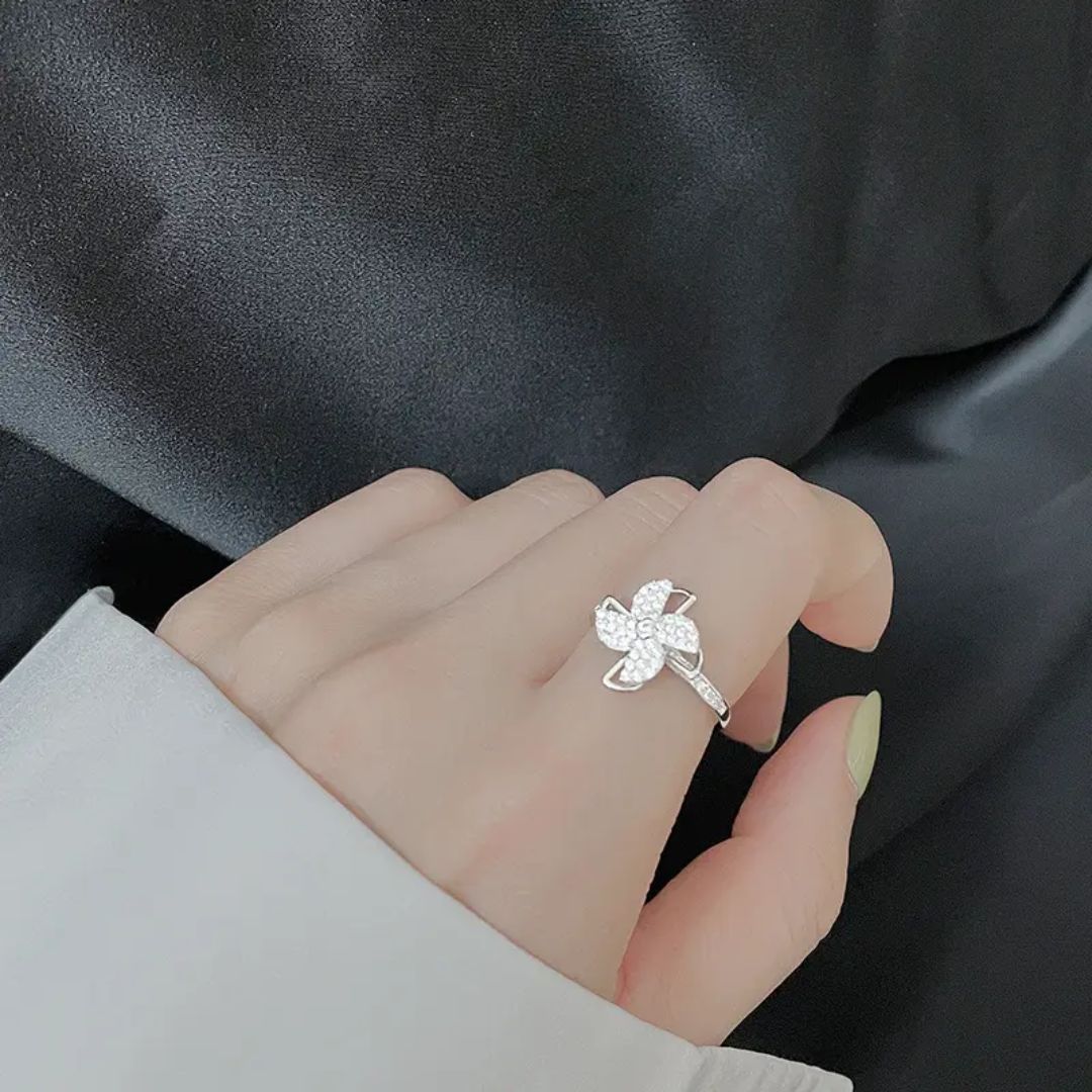 Shimmering silver floral rotating ring