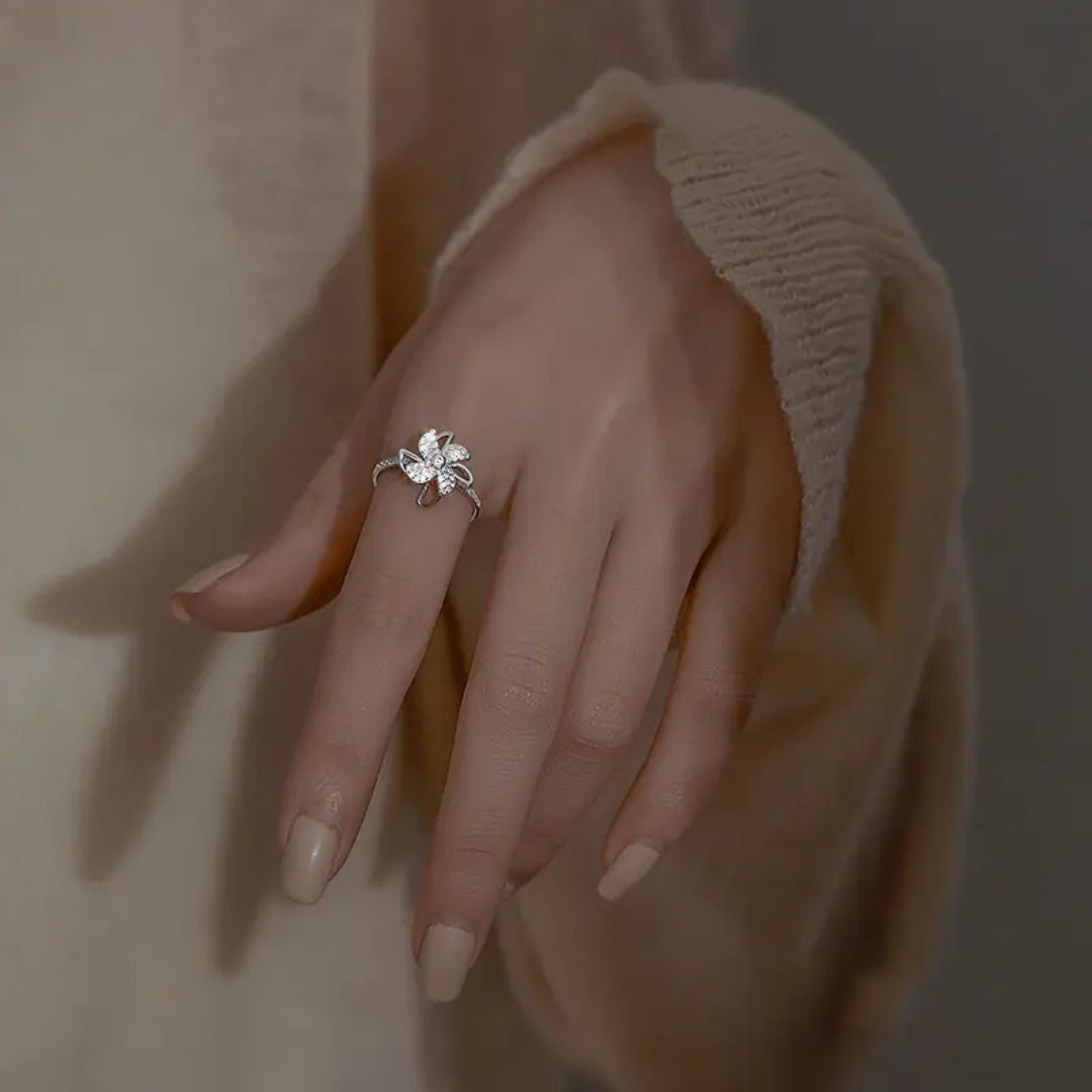 Shimmering silver floral rotating ring