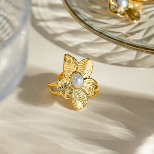 As pretty golden flower ring